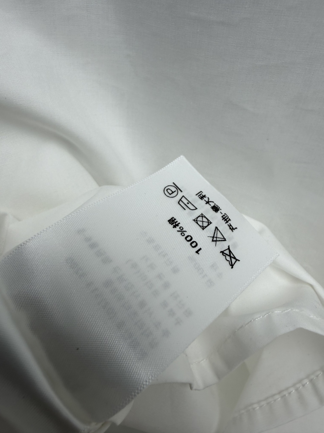 🔥🔥 Dio*短款飘带衬衫 高支府绸棉面料,布面平整挺括,不容易软塌,垂感在线。自带垂坠飘带,弱化领口单调感,修饰脖颈线 🔥🔥 Dio*短款飘带衬衫 高支府绸棉面料,布面平整挺括,不容易软塌,垂感在线。自带垂坠飘带,弱化领口单调感,修饰脖颈线