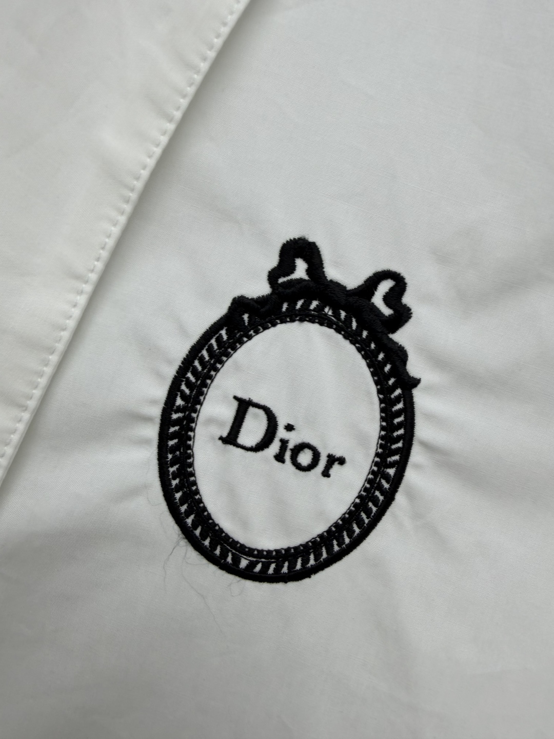 🔥🔥 Dio*短款飘带衬衫 高支府绸棉面料,布面平整挺括,不容易软塌,垂感在线。自带垂坠飘带,弱化领口单调感,修饰脖颈线 🔥🔥 Dio*短款飘带衬衫 高支府绸棉面料,布面平整挺括,不容易软塌,垂感在线。自带垂坠飘带,弱化领口单调感,修饰脖颈线