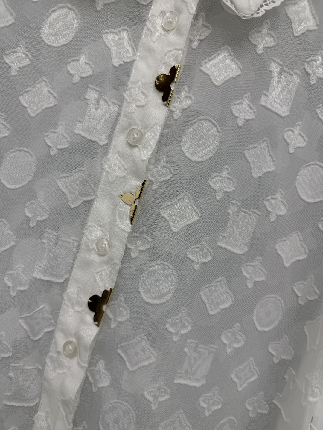 🔥🔥 LOU*植绒提花长袖衬衫 半通透雪纺底,立体植绒花纹,若隐若现的肌理感,高级不浮夸。小翻领拼接蕾丝,弱化硬朗感,增 🔥🔥 LOU*植绒提花长袖衬衫 半通透雪纺底,立体植绒花纹,若隐若现的肌理感,高级不浮夸。小翻领拼接蕾丝,弱化硬朗感,增