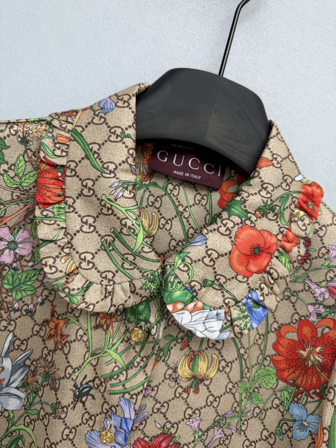 🔥🔥 Gu*老花花卉两件套套装 斜纹真丝面料，挺括顺滑，自带光泽，垂坠感优秀，印花还原度高。经典老花底叠加手绘花草纹样，