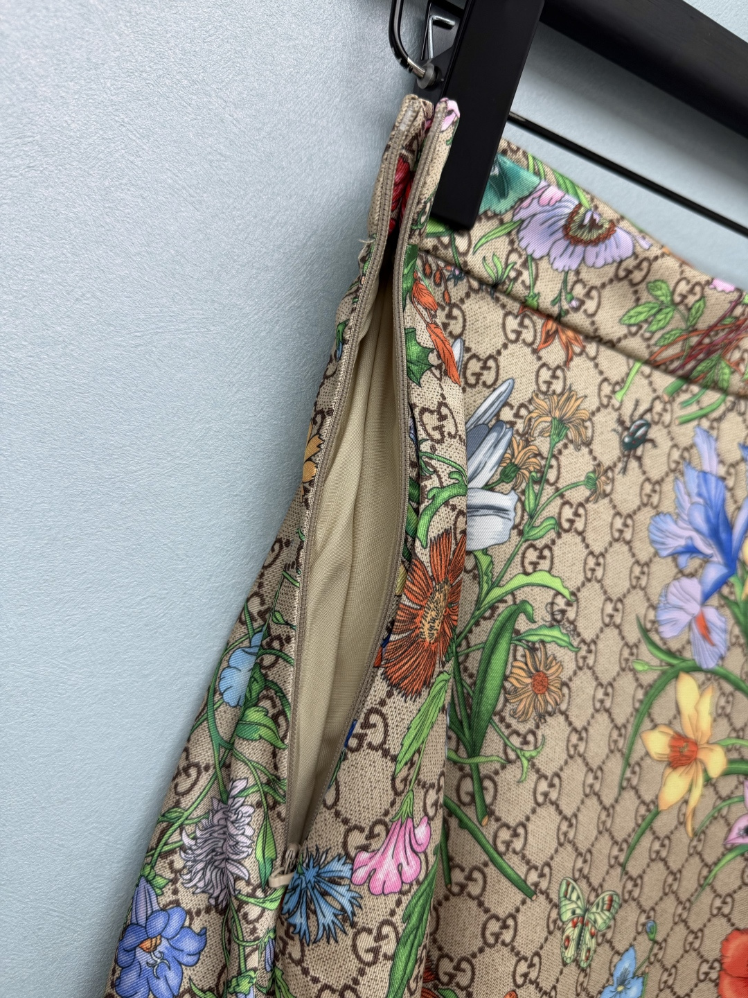 🔥🔥 Gu*老花花卉两件套套装 斜纹真丝面料，挺括顺滑，自带光泽，垂坠感优秀，印花还原度高。经典老花底叠加手绘花草纹样，