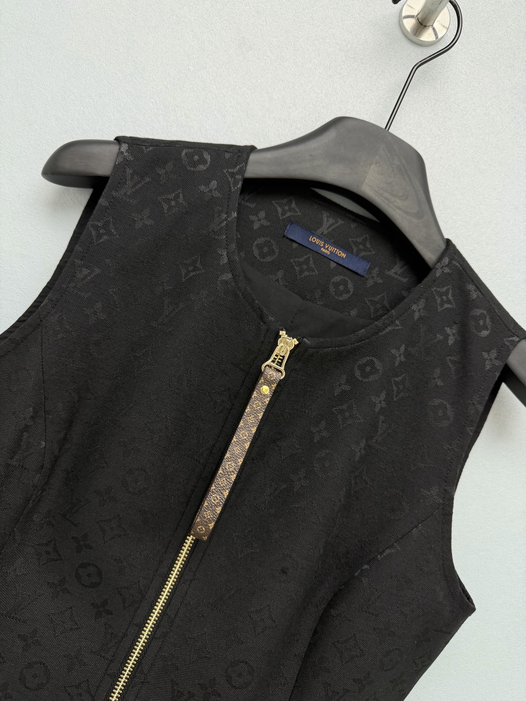 🔥🔥 Lou*暗纹老花马甲 同色暗纹满印Monogram,低调不张扬,肌理感高级,远看纯色、近看全是细节。金属亮金拉链贯 🔥🔥 Lou*暗纹老花马甲 同色暗纹满印Monogram,低调不张扬,肌理感高级,远看纯色、近看全是细节。金属亮金拉链贯