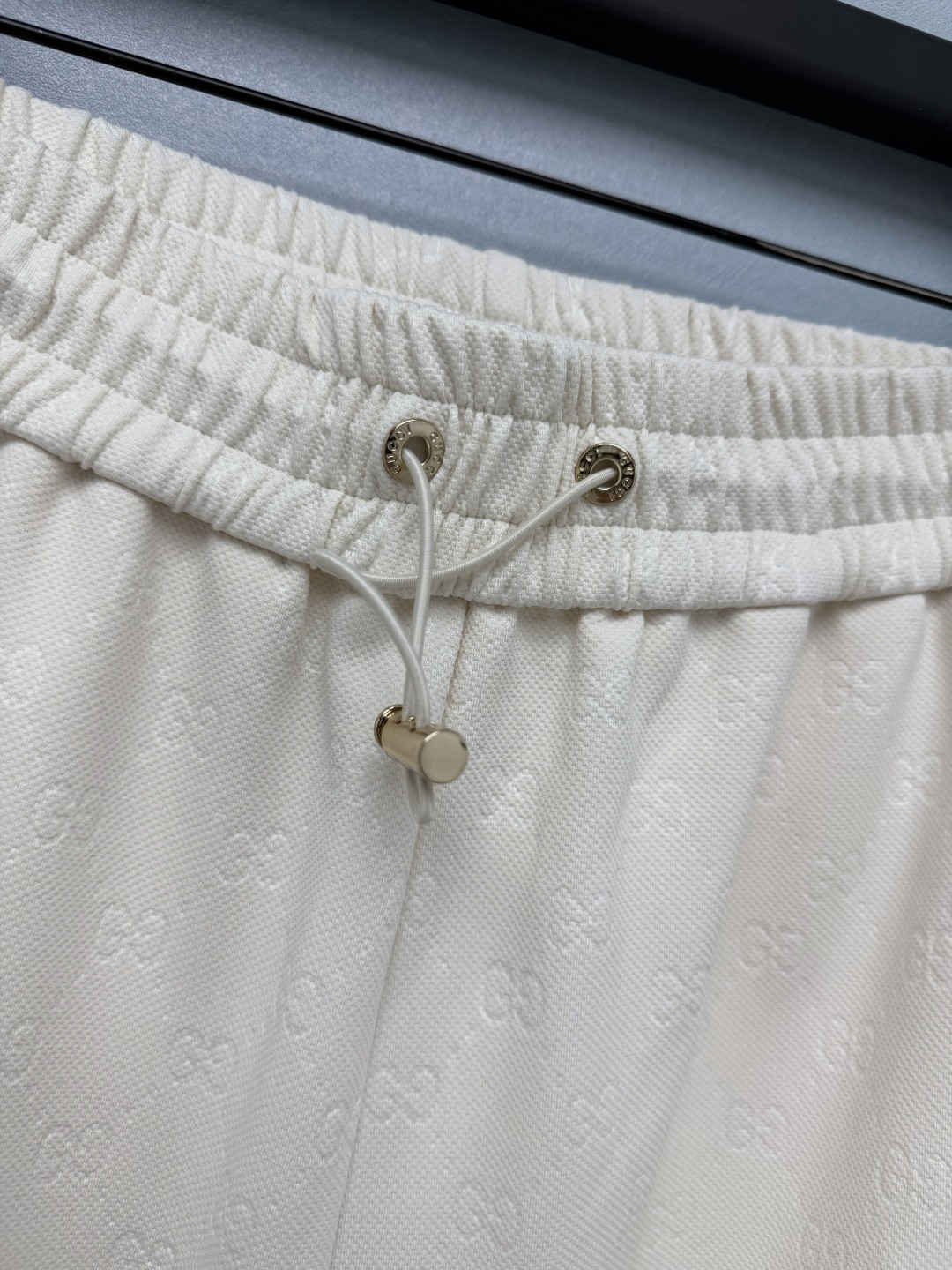 🔥🔥 Gu*暗纹GG运动两件套 珠地提花面料,通体同色压印GG老花暗纹。同色系压花老花,肌理细腻,低调轻奢,不浮夸却辨识 🔥🔥 Gu*暗纹GG运动两件套 珠地提花面料,通体同色压印GG老花暗纹。同色系压花老花,肌理细腻,低调轻奢,不浮夸却辨识