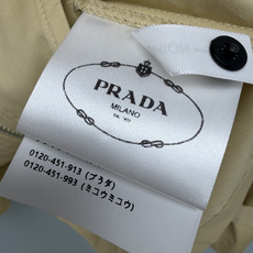 🔥🔥 Pra*卡其色工装短风衣 高密斜纹棉混纺面料,挺括抗皱,质感扎实,春秋实穿度很高。经典卡其色调,百搭不挑穿搭,工装 🔥🔥 Pra*卡其色工装短风衣 高密斜纹棉混纺面料,挺括抗皱,质感扎实,春秋实穿度很高。经典卡其色调,百搭不挑穿搭,工装