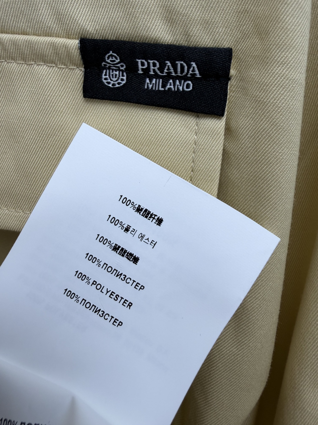 🔥🔥 Pra*卡其色工装短风衣 高密斜纹棉混纺面料,挺括抗皱,质感扎实,春秋实穿度很高。经典卡其色调,百搭不挑穿搭,工装 🔥🔥 Pra*卡其色工装短风衣 高密斜纹棉混纺面料,挺括抗皱,质感扎实,春秋实穿度很高。经典卡其色调,百搭不挑穿搭,工装
