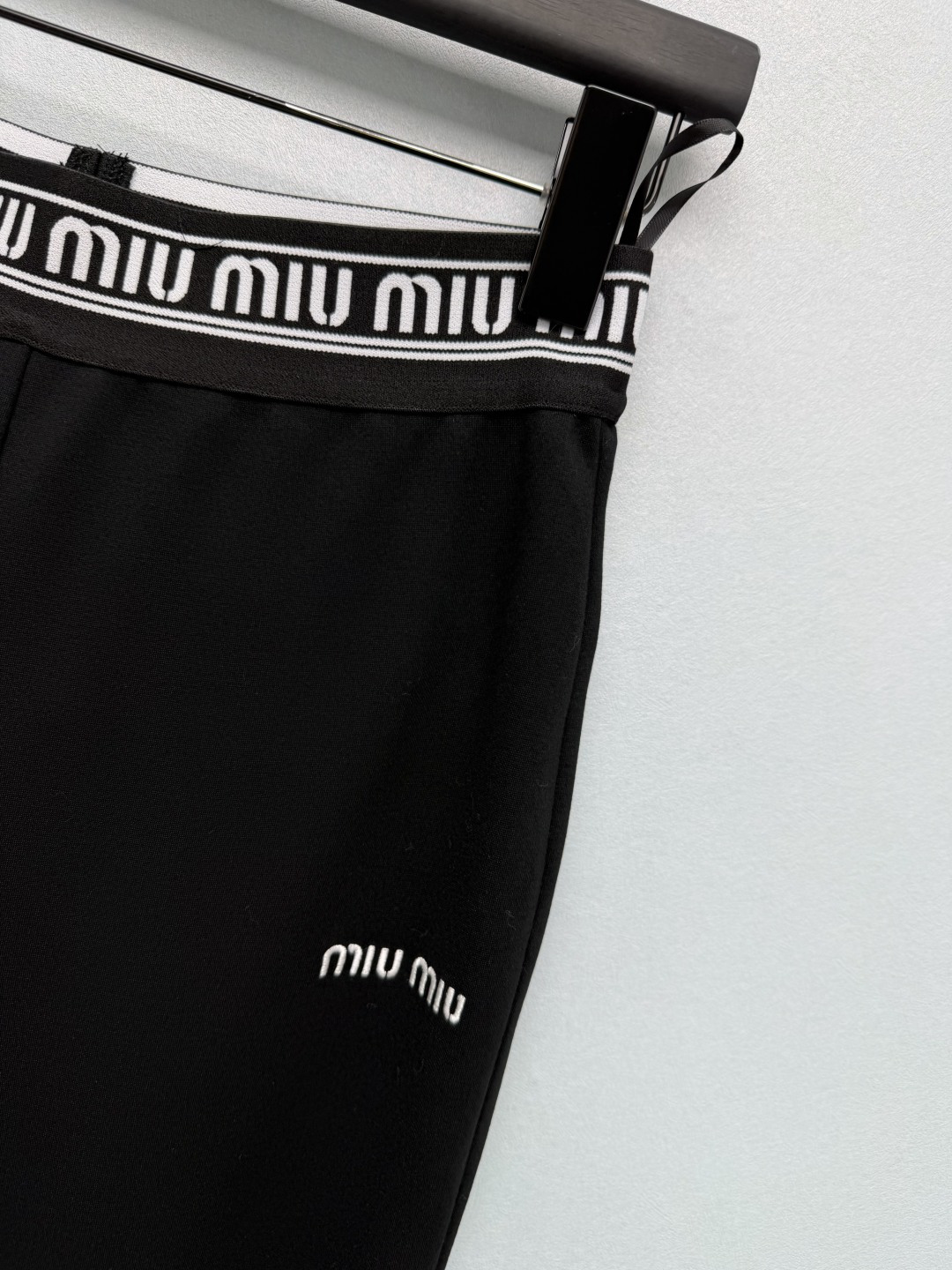 🔥🔥 Miu*高腰微喇休闲裤 高弹针织面料,柔软垂顺,不易起皱,兼顾舒适与版型。品牌字母提花腰头,黑白撞色织带,满印Mi 🔥🔥 Miu*高腰微喇休闲裤 高弹针织面料,柔软垂顺,不易起皱,兼顾舒适与版型。品牌字母提花腰头,黑白撞色织带,满印Mi