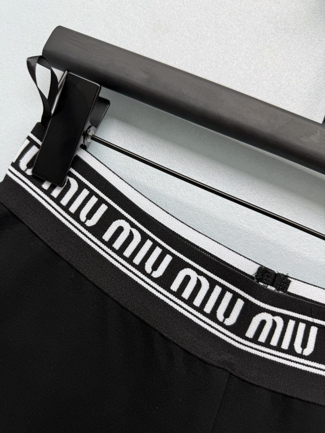 🔥🔥 Miu*高腰微喇休闲裤 高弹针织面料,柔软垂顺,不易起皱,兼顾舒适与版型。品牌字母提花腰头,黑白撞色织带,满印Mi 🔥🔥 Miu*高腰微喇休闲裤 高弹针织面料,柔软垂顺,不易起皱,兼顾舒适与版型。品牌字母提花腰头,黑白撞色织带,满印Mi