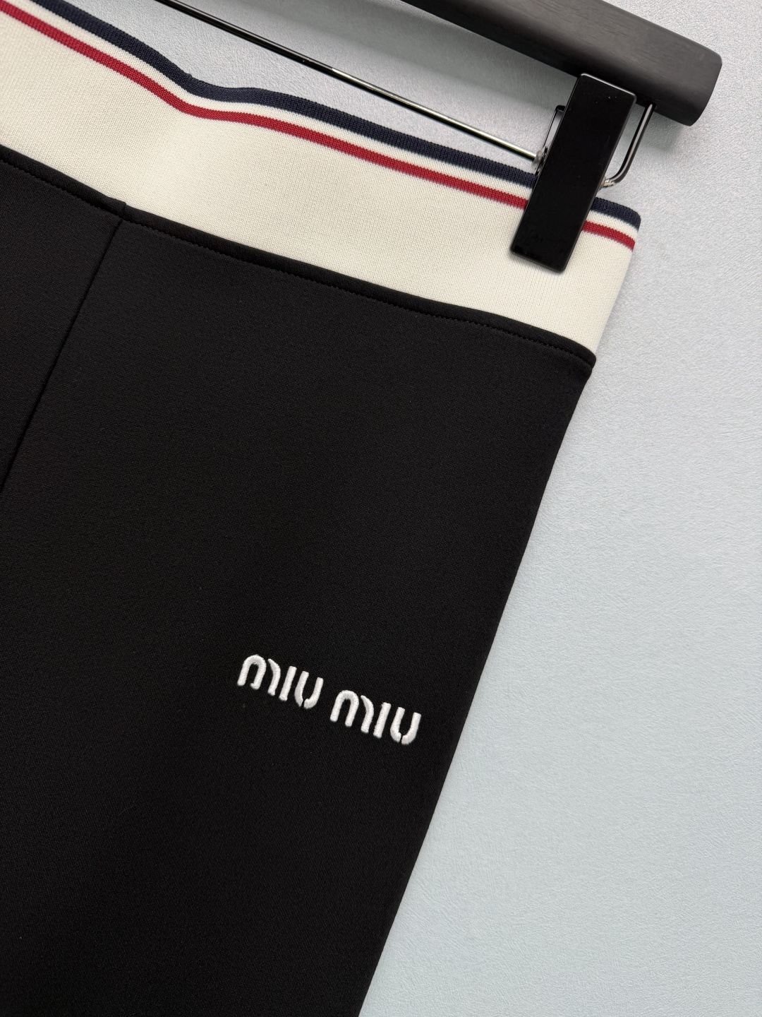 🔥🔥 Miu*条纹腰头修身打底裤 高弹亲肤针织面料，弹力优越、贴合腿部线条。撞色条纹宽腰头，红白蓝经典配色，稳固不卷边，