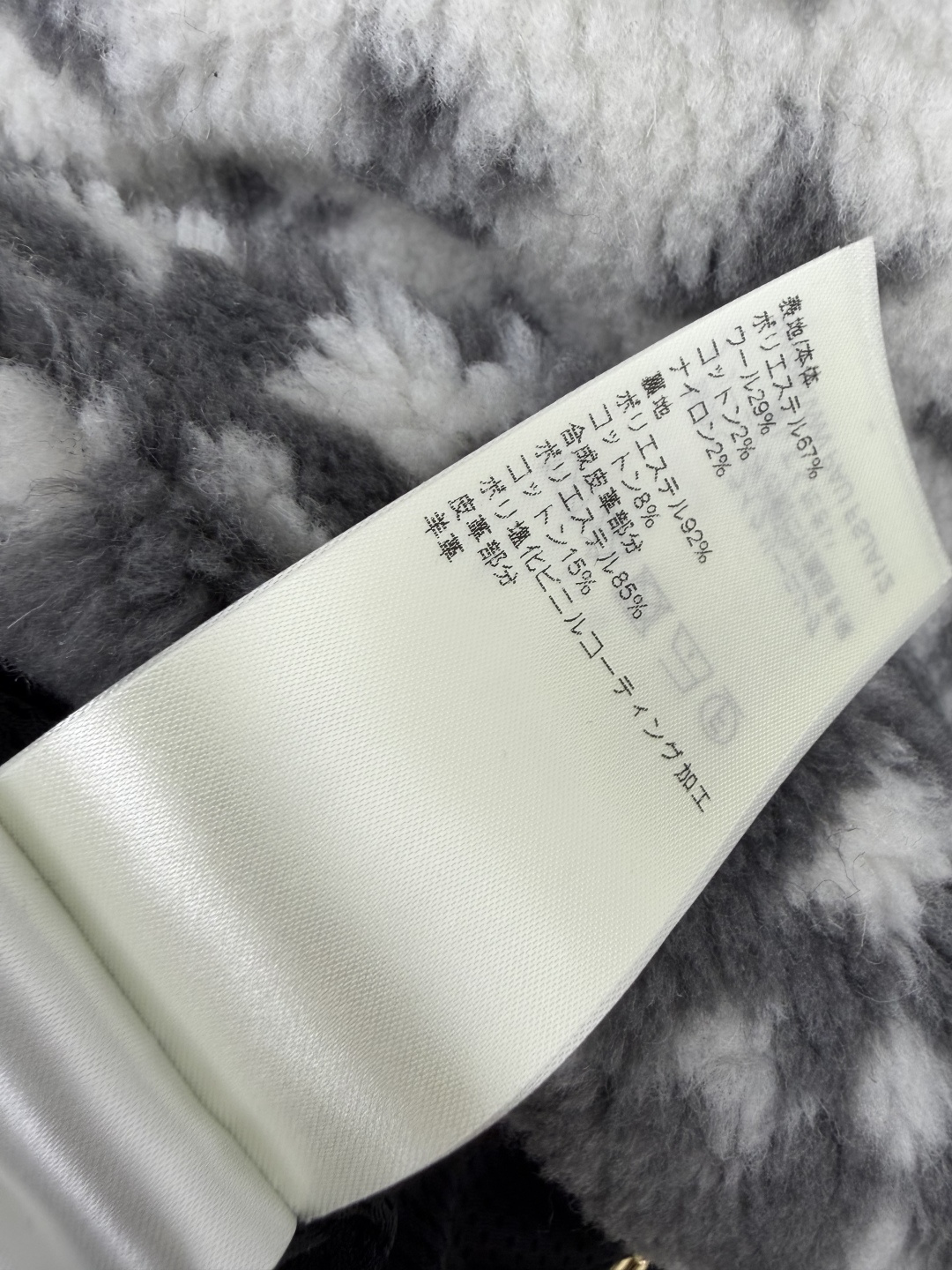 🔥🔥 Lou*渐变提花羊羔毛休闲夹克 羊羔毛面料，蓬松柔软、保暖性强，内里网布印花衬里，透气不闷汗。渐变老花提花羊羔毛，