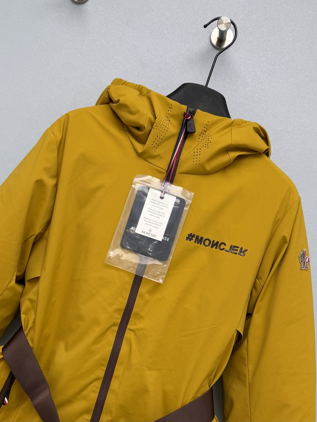 🔥🔥 Mon*收腰连帽滑雪羽绒服 户外高机能防水防风科技面料，防泼水面料，内里锁温羽绒填充，抗寒透气。可拆卸调节式棕色机