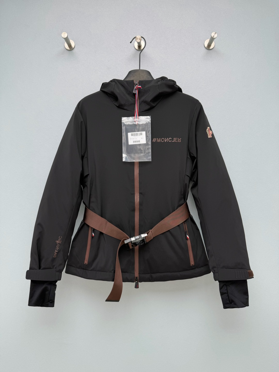 🔥🔥 Mon*收腰连帽滑雪羽绒服 户外高机能防水防风科技面料，防泼水面料，内里锁温羽绒填充，抗寒透气。可拆卸调节式棕色机