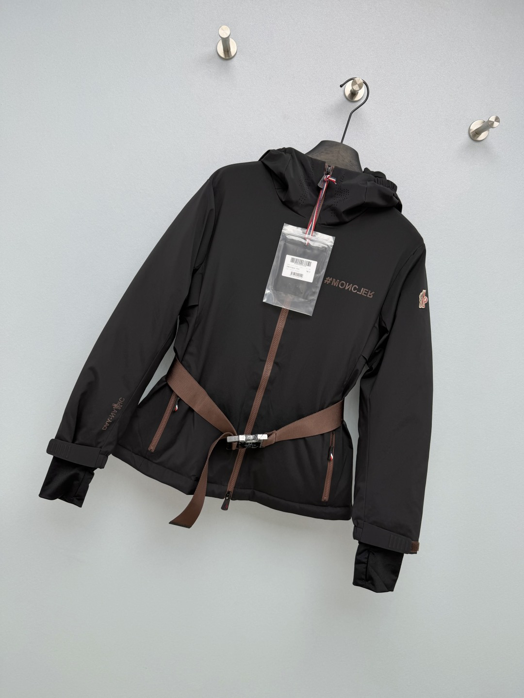 🔥🔥 Mon*收腰连帽滑雪羽绒服 户外高机能防水防风科技面料，防泼水面料，内里锁温羽绒填充，抗寒透气。可拆卸调节式棕色机