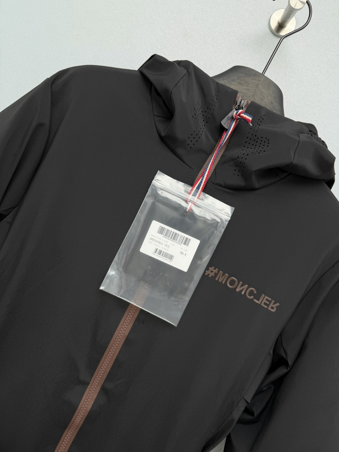 🔥🔥 Mon*收腰连帽滑雪羽绒服 户外高机能防水防风科技面料，防泼水面料，内里锁温羽绒填充，抗寒透气。可拆卸调节式棕色机