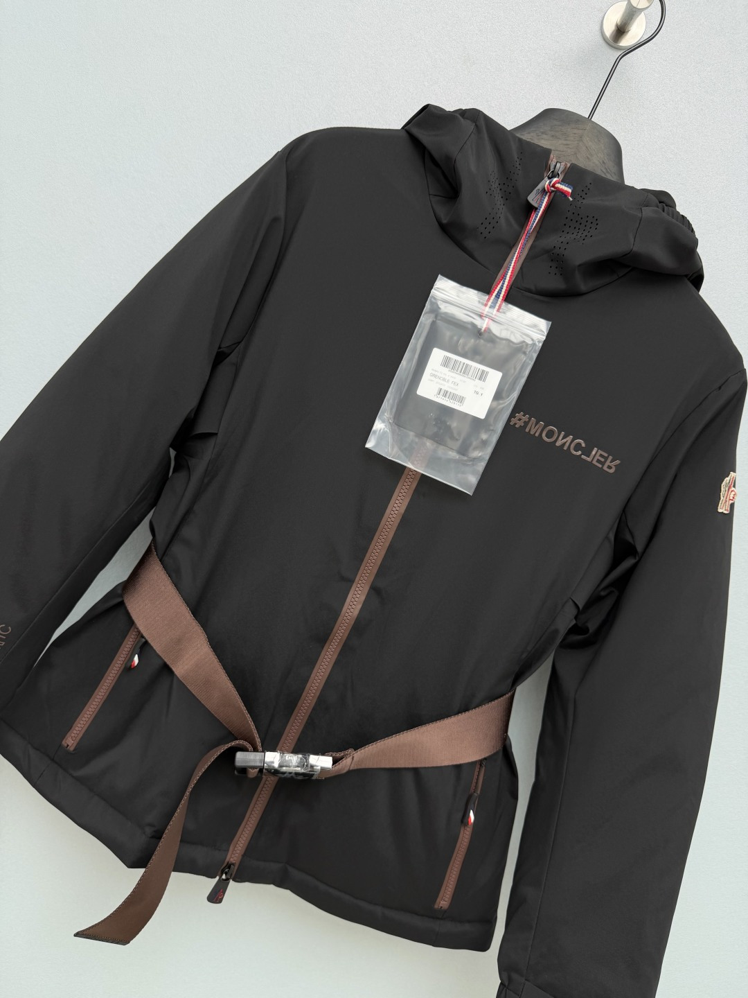 🔥🔥 Mon*收腰连帽滑雪羽绒服 户外高机能防水防风科技面料，防泼水面料，内里锁温羽绒填充，抗寒透气。可拆卸调节式棕色机