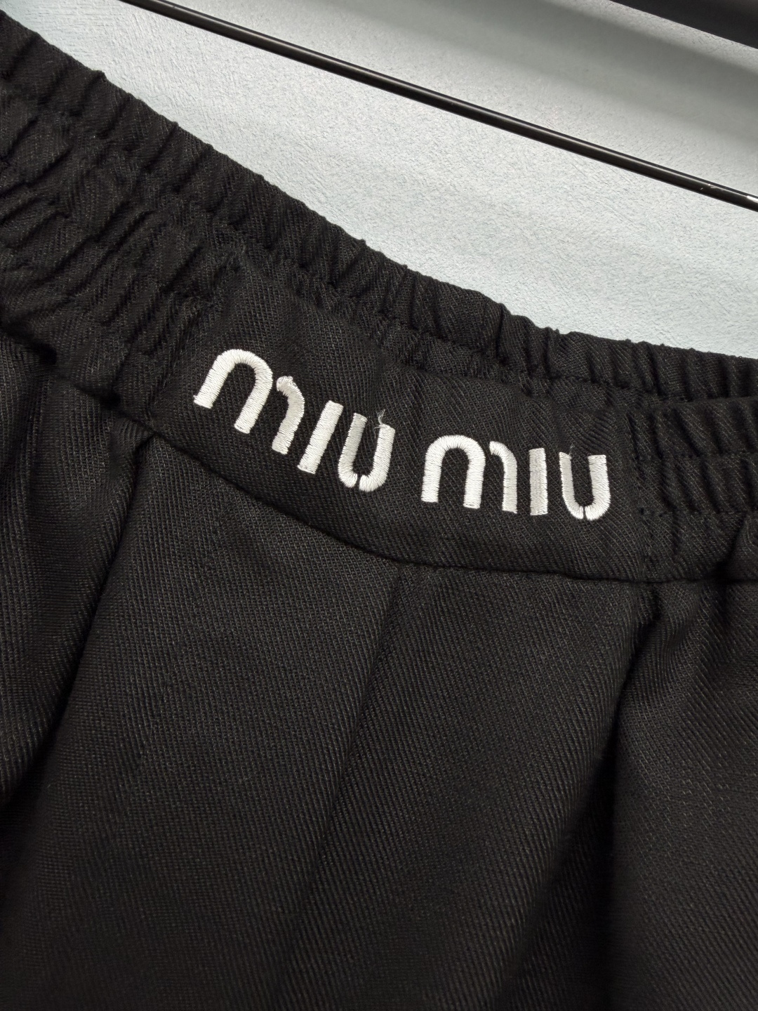🔥🔥 Miu*风松紧腰刺绣阔腿九分西裤 高密斜纹西装面料，垂顺抗皱，顺滑透气，日常打理简单，久穿不易变形。加宽弹力松紧腰