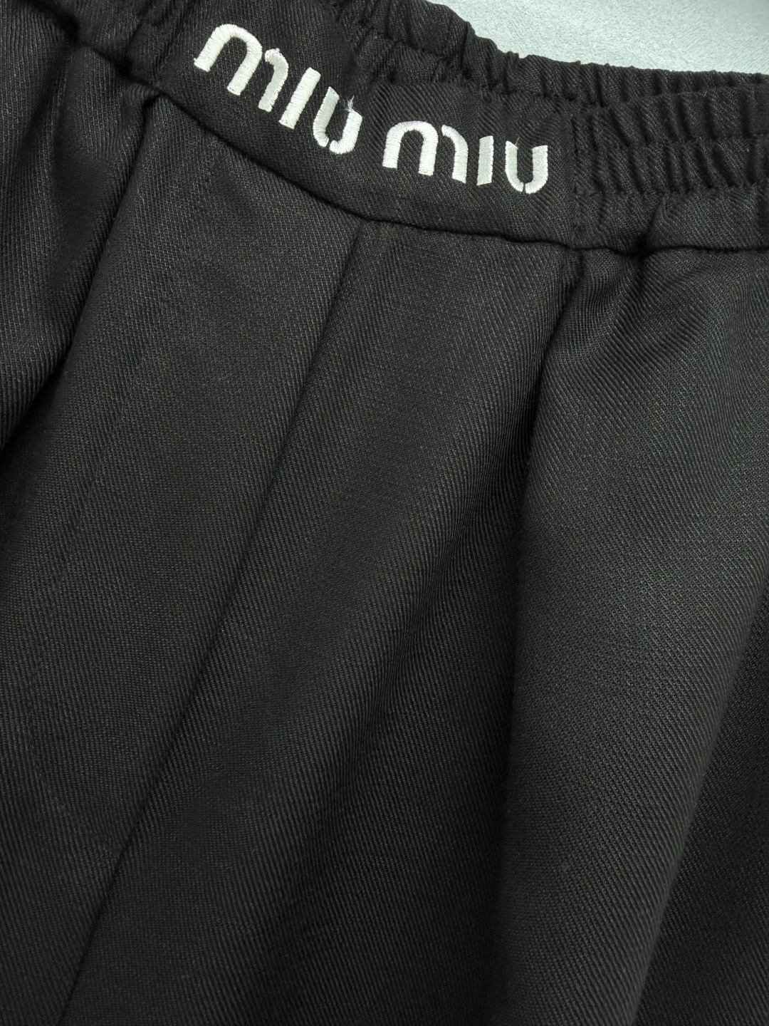 🔥🔥 Miu*风松紧腰刺绣阔腿九分西裤 高密斜纹西装面料，垂顺抗皱，顺滑透气，日常打理简单，久穿不易变形。加宽弹力松紧腰
