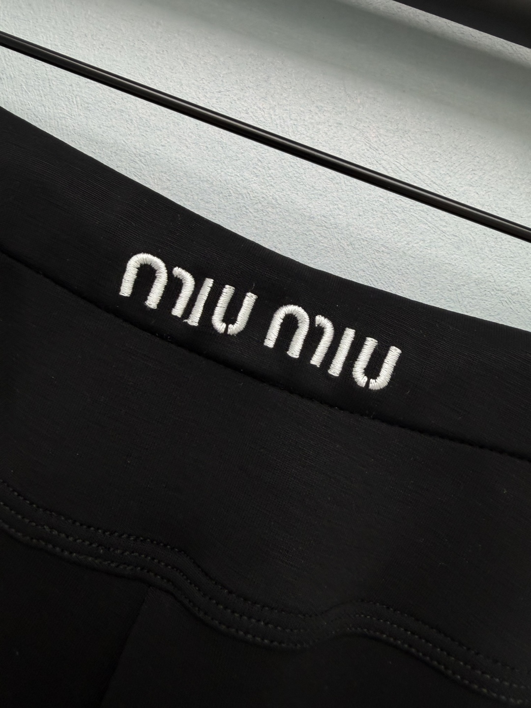 🔥🔥Miu* 高腰抽绳微喇休闲长裤 优选空气层针织面料，垂顺高弹亲肤，透气不闷汗，四季可穿。加宽弹力高腰设计，内里品牌刺