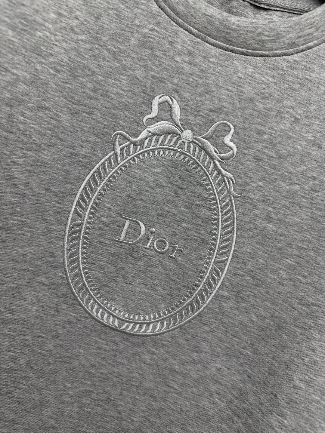 🔥🔥Dio* 蝴蝶结刺绣短款卫衣微喇裤两件套 优质针织卫衣面料，厚实抗皱、亲肤透气，日常好打理。前后同版型成套设计，省去