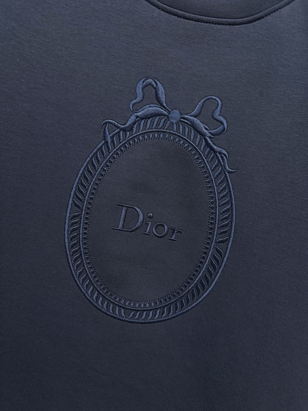🔥🔥Dio* 蝴蝶结刺绣短款卫衣微喇裤两件套 优质针织卫衣面料，厚实抗皱、亲肤透气，日常好打理。前后同版型成套设计，省去