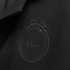 🔥🔥Dio* 复古金扣刺绣休闲西装外套 精纺斜纹面料,挺括透气,四季实穿,打理简单。专属浮雕金色五金纽扣,做工精致,质感 🔥🔥Dio* 复古金扣刺绣休闲西装外套 精纺斜纹面料,挺括透气,四季实穿,打理简单。专属浮雕金色五金纽扣,做工精致,质感