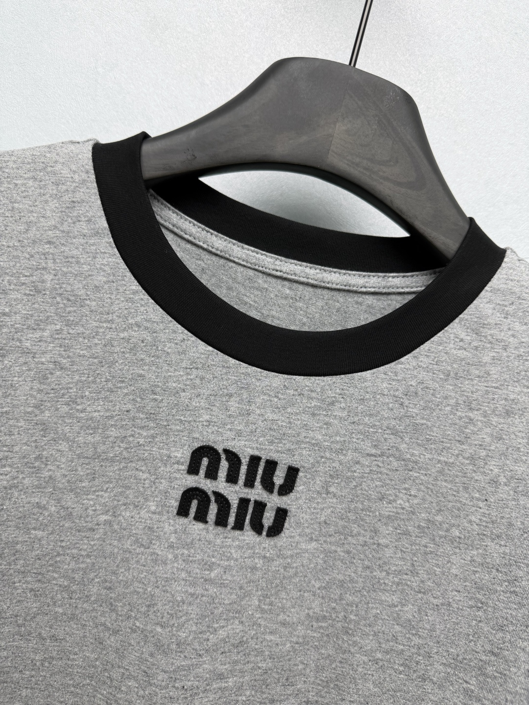 🔥🔥Miu*经典撞色罗纹领麻灰长袖T恤 高支纯棉针织面料，柔软亲肤，透气吸汗，麻灰混纺纱质感高级。黑色撞色罗纹圆领，复古