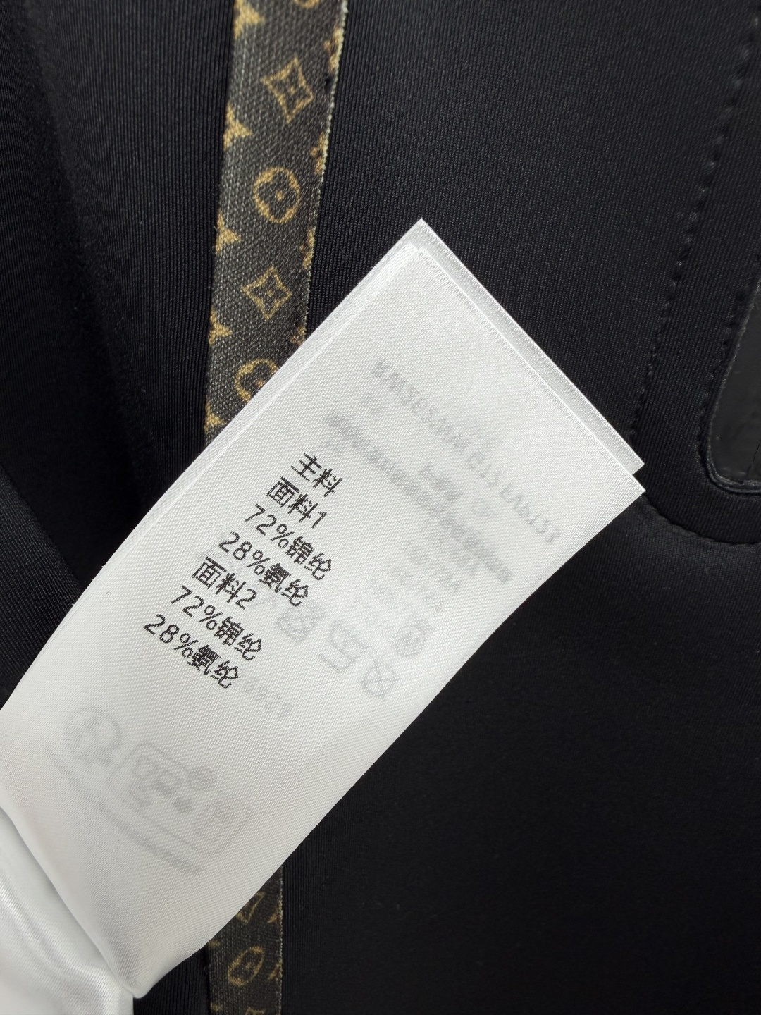 🔥🔥Lou*老花竖织带短袖A字连衣裙 高密垂感混纺面料，顺滑有光泽，挺括抗皱免熨烫，垂坠感优越，上身轻盈舒适。正面多条经