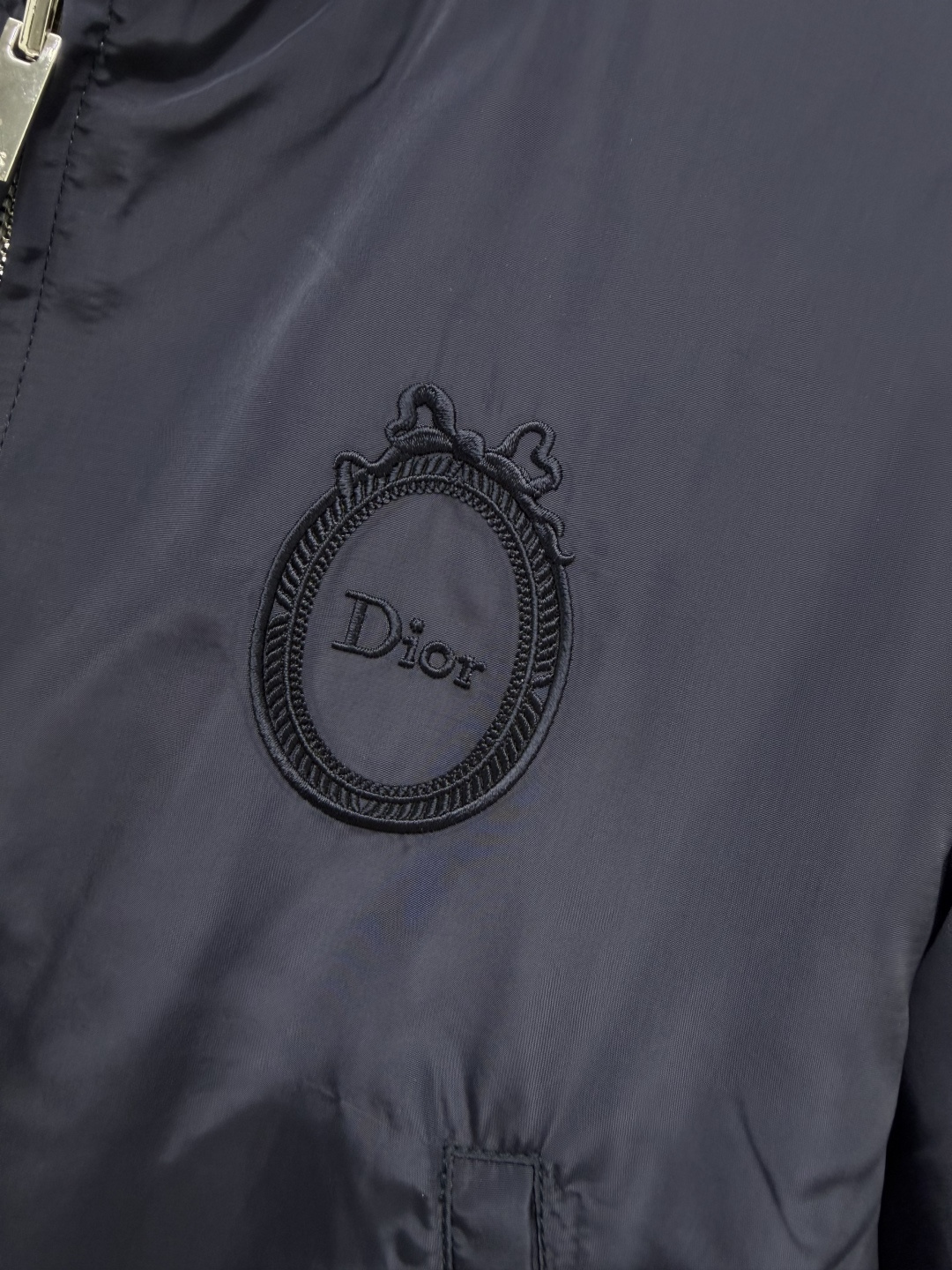 🔥🔥Dio*双面穿立领短款夹克 尼龙面料轻盈防风，挺括有型，保暖不压身，打理简单。双面穿设计，印花浪漫面与纯色利落面自由