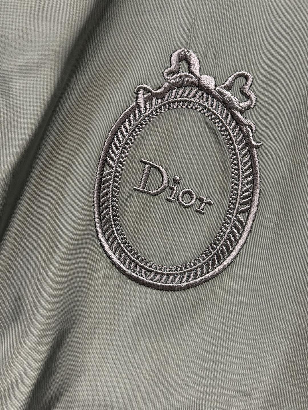 🔥🔥Dio*双面穿立领短款夹克 尼龙面料轻盈防风，挺括有型，保暖不压身，打理简单。双面穿设计，印花浪漫面与纯色利落面自由