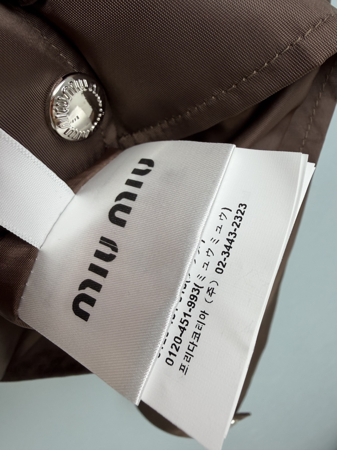 🔥🔥Miu*新款皮领咖色短夹克外套 今年早秋被美拉德色系狠狠拿捏!亮面黑皮小翻领撞色深咖衣身,复古少女感稳稳拿捏 顺滑尼 🔥🔥Miu*新款皮领咖色短夹克外套 今年早秋被美拉德色系狠狠拿捏!亮面黑皮小翻领撞色深咖衣身,复古少女感稳稳拿捏 顺滑尼