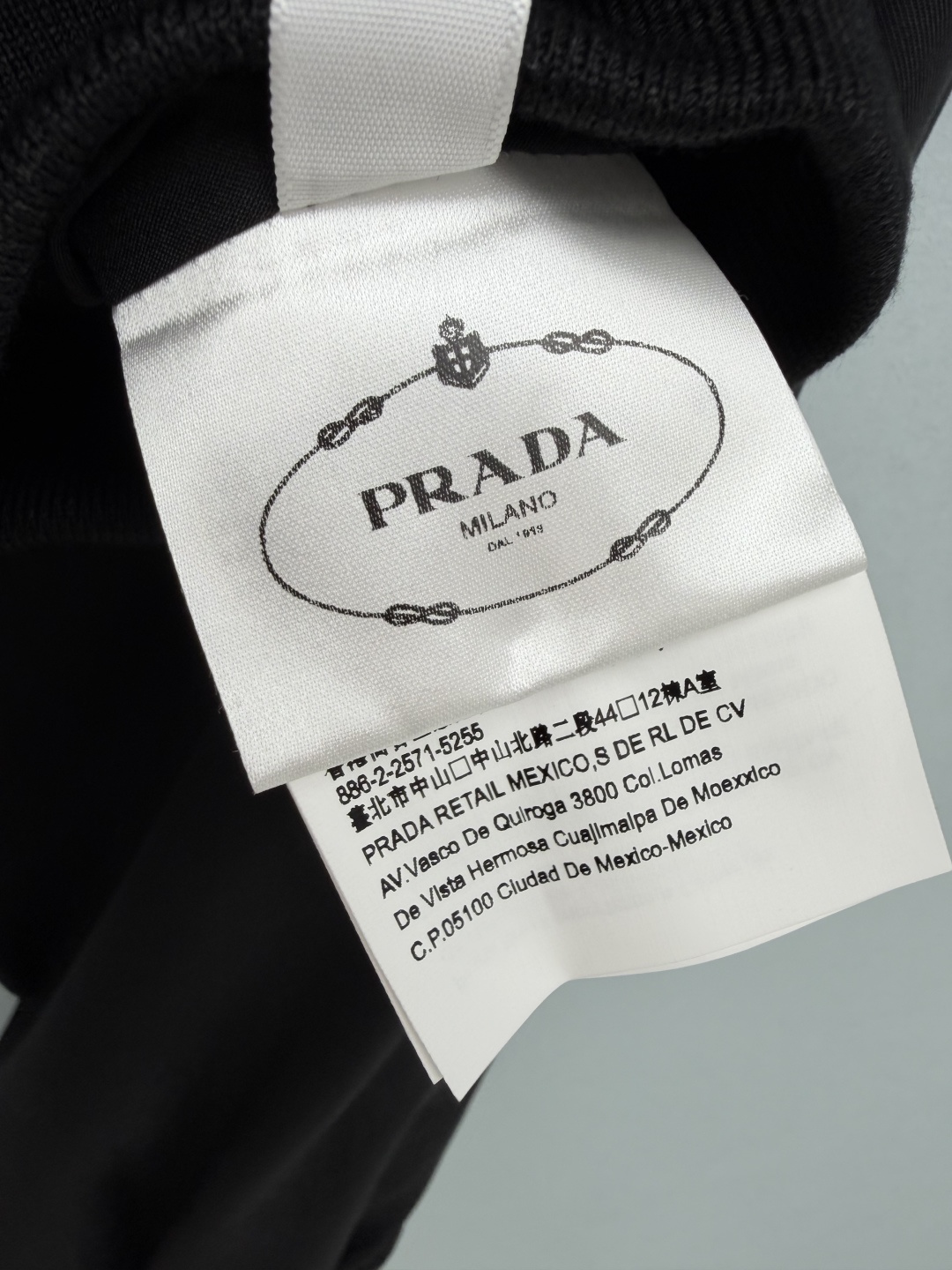 🔥🔥Pra*短款连帽夹克外套 胸前小三角刺绣标低调显贵，简约穿搭直接提升质感，下摆与袖口采用弹力罗纹收口，防风锁温，同时