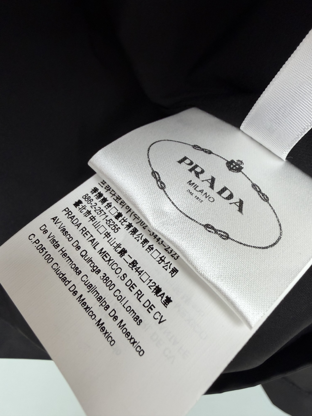 🔥🔥Pra*新款工装尼龙机能夹克外套 酷飒显瘦万能黑外套🖤 左右胸翻盖处点缀经典三角金属铭牌,品牌辨识度极强,低调轻奢, 🔥🔥Pra*新款工装尼龙机能夹克外套 酷飒显瘦万能黑外套🖤 左右胸翻盖处点缀经典三角金属铭牌,品牌辨识度极强,低调轻奢,