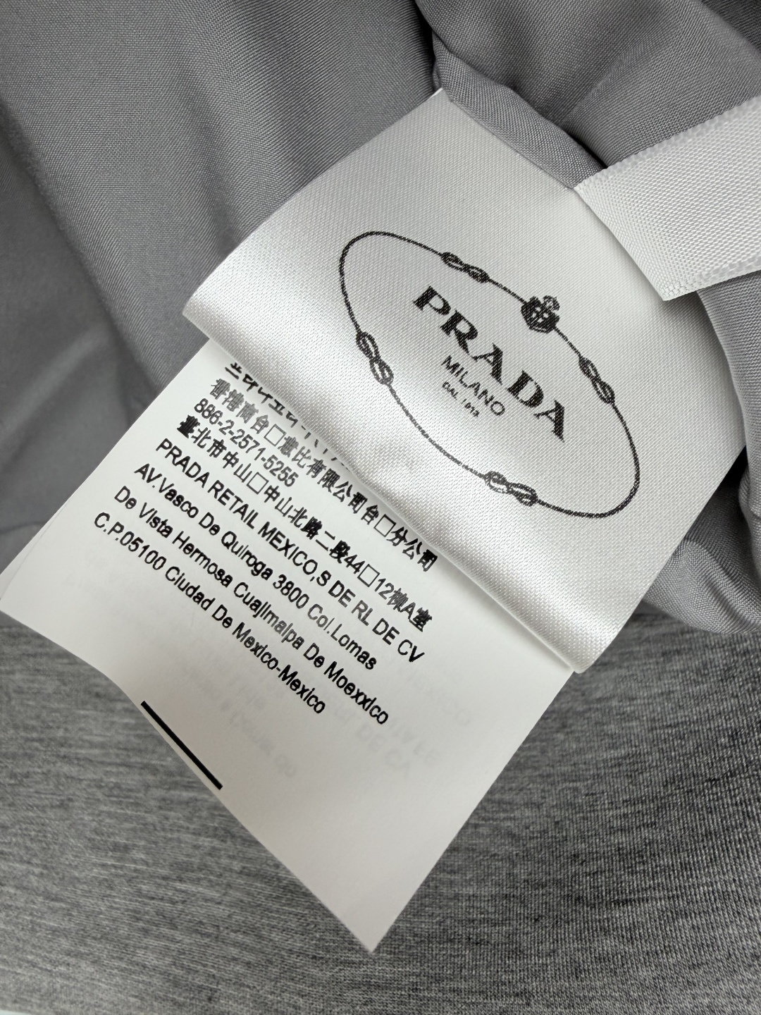 🔥🔥Pra*新款太空棉短款连帽外套 休闲氛围感王炸✨早秋刚需万能外套!加厚太空棉面料,上身立挺不臃肿,质感远超普通卫衣, 🔥🔥Pra*新款太空棉短款连帽外套 休闲氛围感王炸✨早秋刚需万能外套!加厚太空棉面料,上身立挺不臃肿,质感远超普通卫衣,