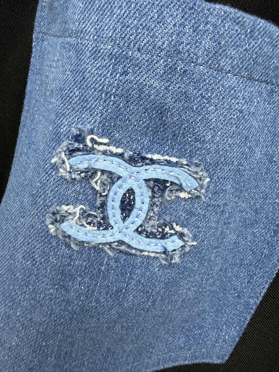 🔥🔥cha*新款牛仔拼接阔腿神裤 显瘦藏肉天花板💙 牛仔撞色腰头真的太有设计感，松紧抽绳对各种腰围超友好，垂感面料顺滑垂