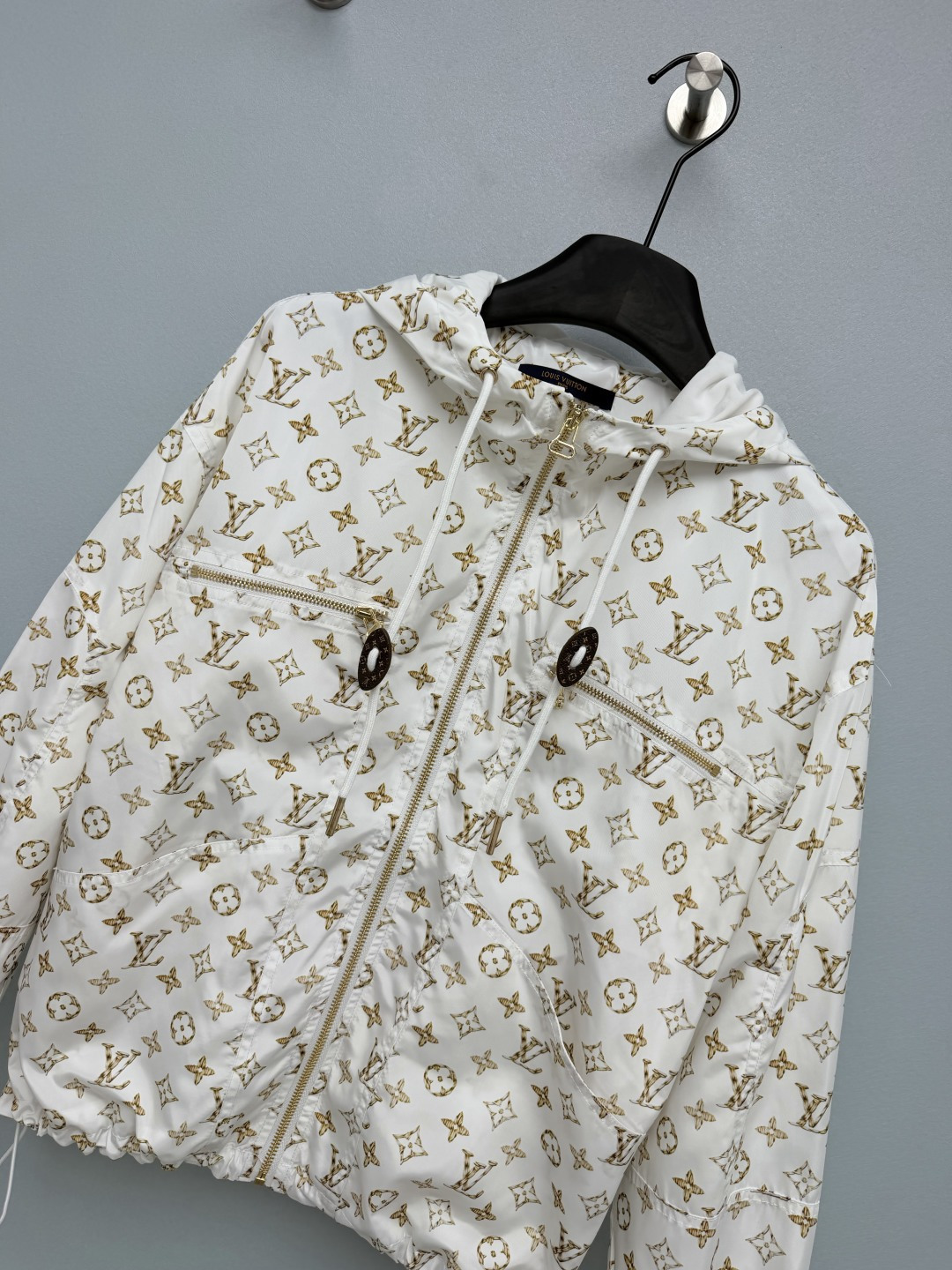 🔥🔥lou*新款白金老花短夹克外套 清爽显贵氛围感天花板✨通体金色Monogram满印，白底金纹高级又显贵，远看清爽近看