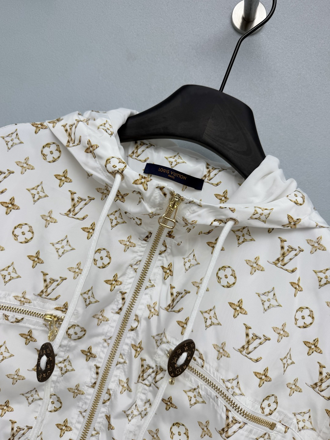 🔥🔥lou*新款白金老花短夹克外套 清爽显贵氛围感天花板✨通体金色Monogram满印，白底金纹高级又显贵，远看清爽近看