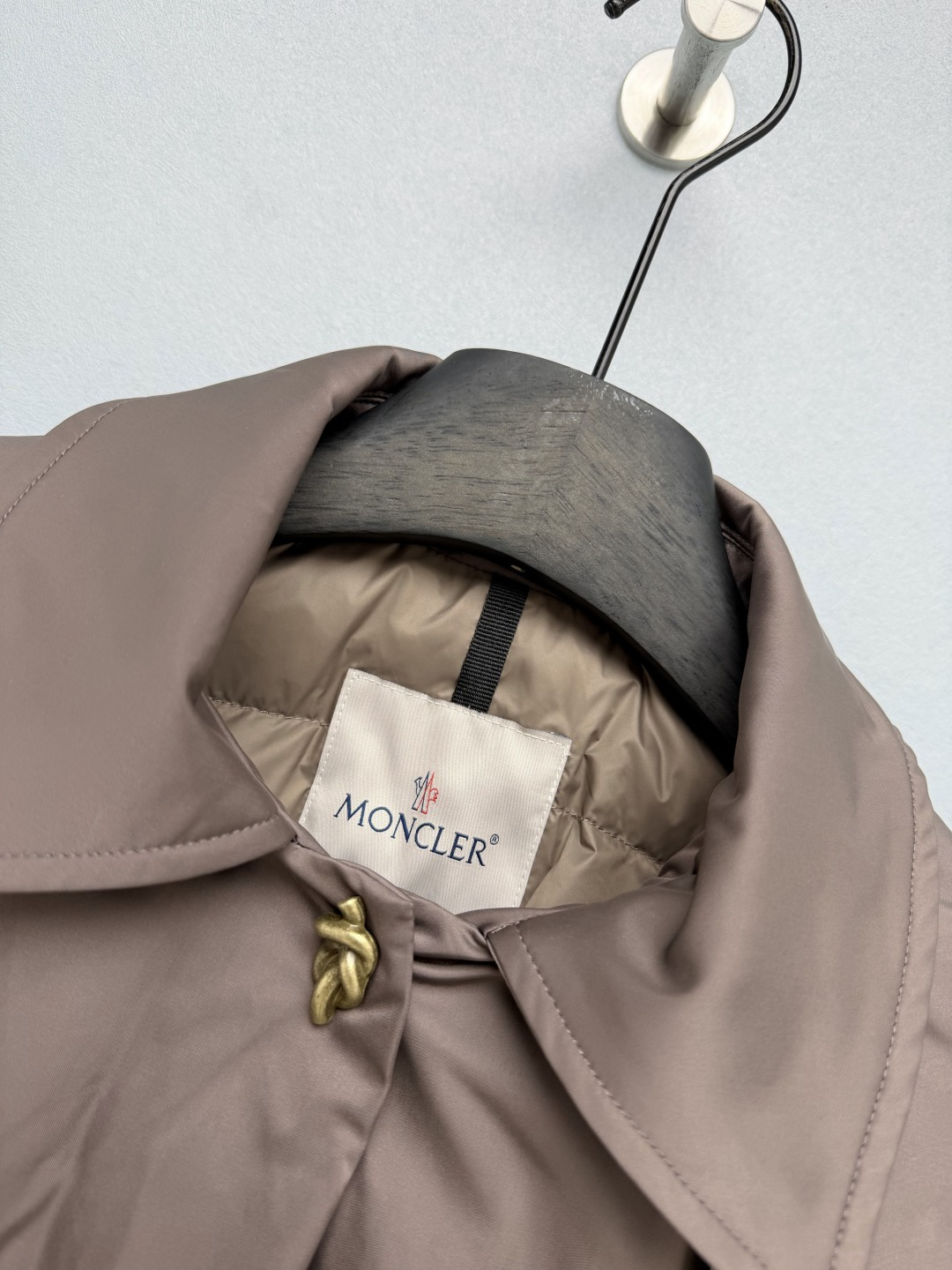 🔥🔥 Moncle*新款灰咖鹅绒短夹克羽绒外套 美拉德保暖天花板🤎早秋入冬刚需保暖外套被这件狠狠拿捏！灰咖美拉德色系温柔