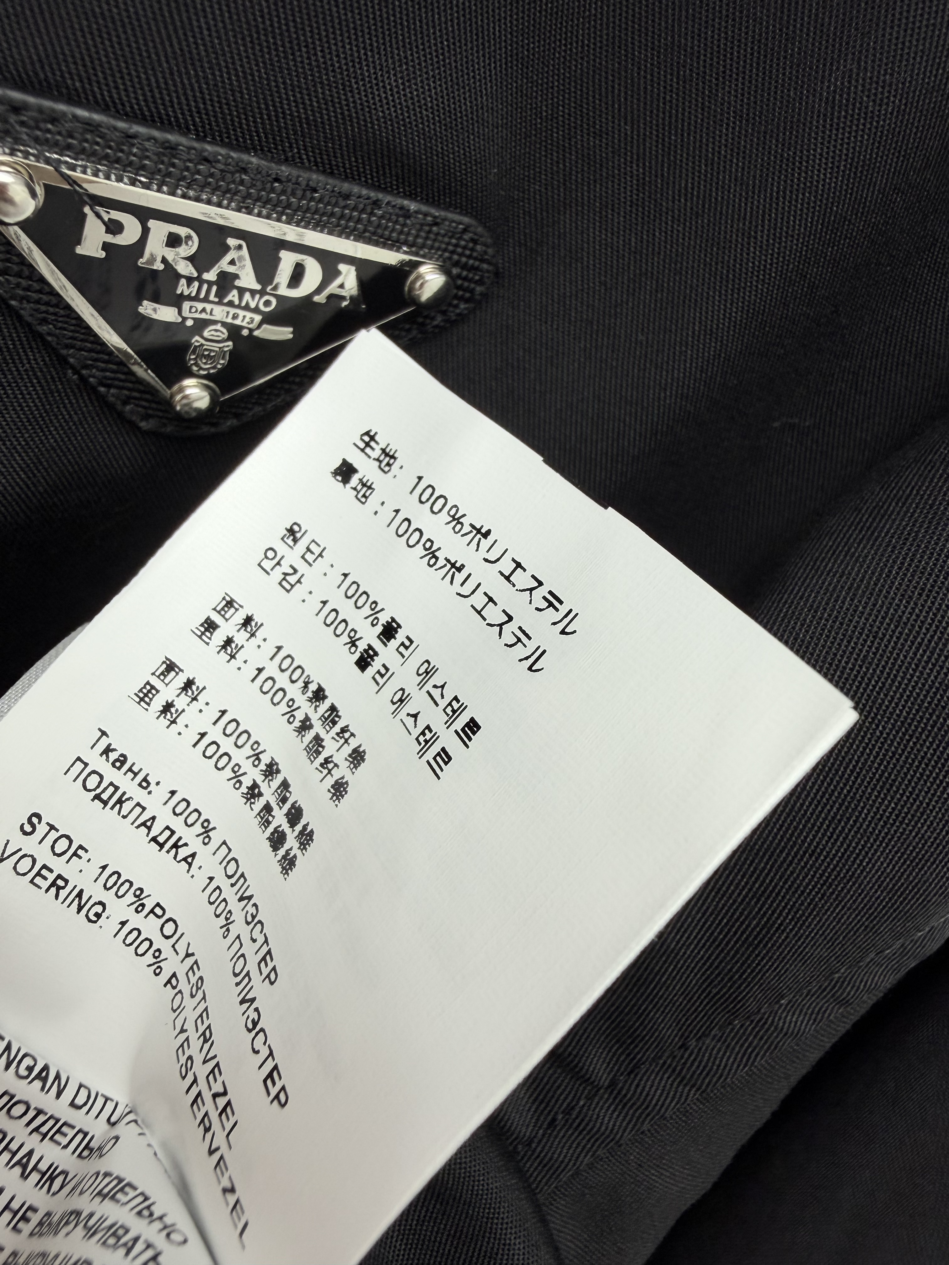 🔥🔥Pra*短款连帽夹克外套 胸前小三角刺绣标低调显贵，简约穿搭直接提升质感，下摆与袖口采用弹力罗纹收口，防风锁温，同时