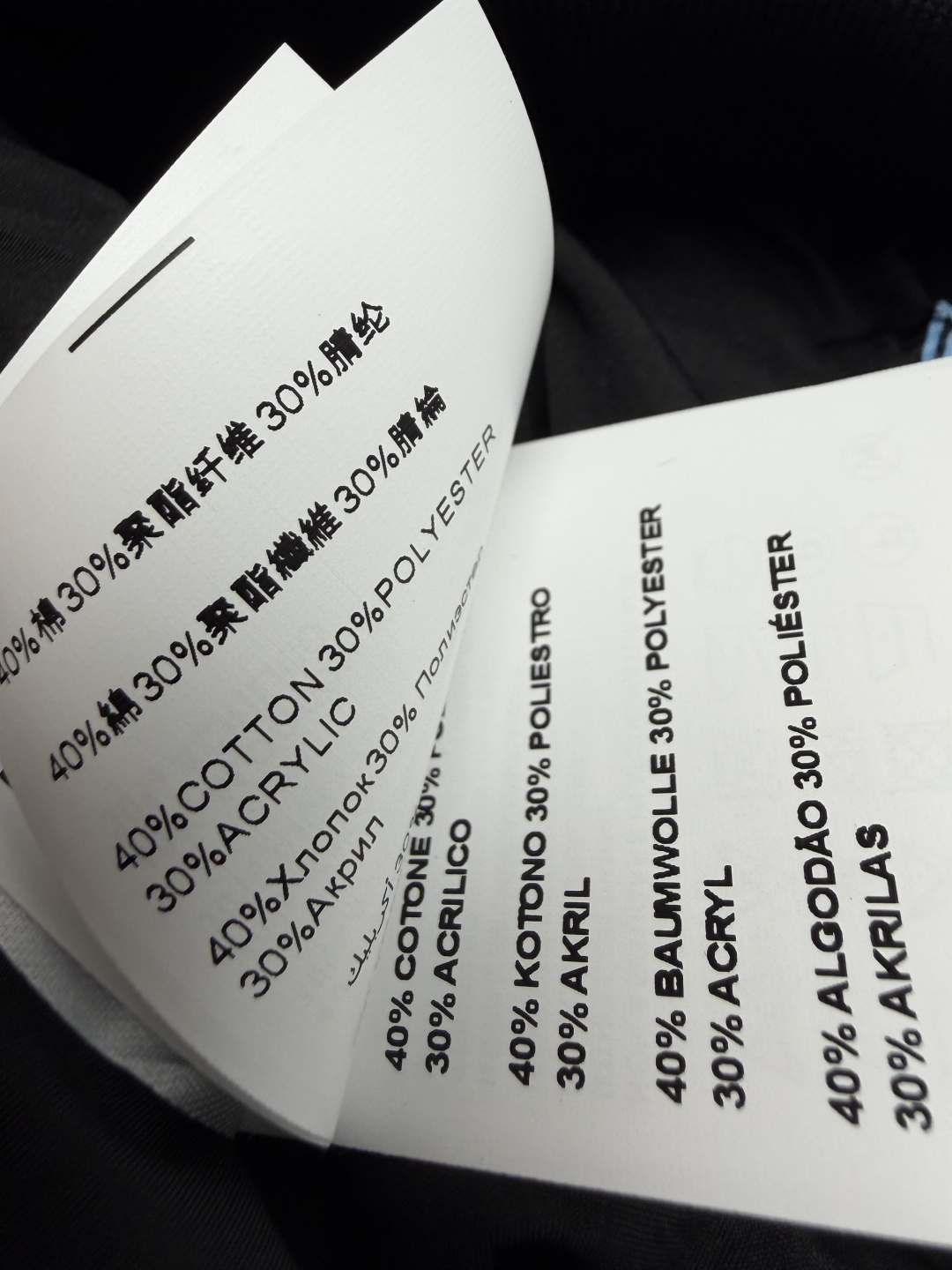 🔥🔥Pra*新款百褶半裙 风极简质感太耐看🖤 腰头内置弹力松紧带，搭配带白边线字母织带，辨识度直接拉满，裙身规整大百褶，