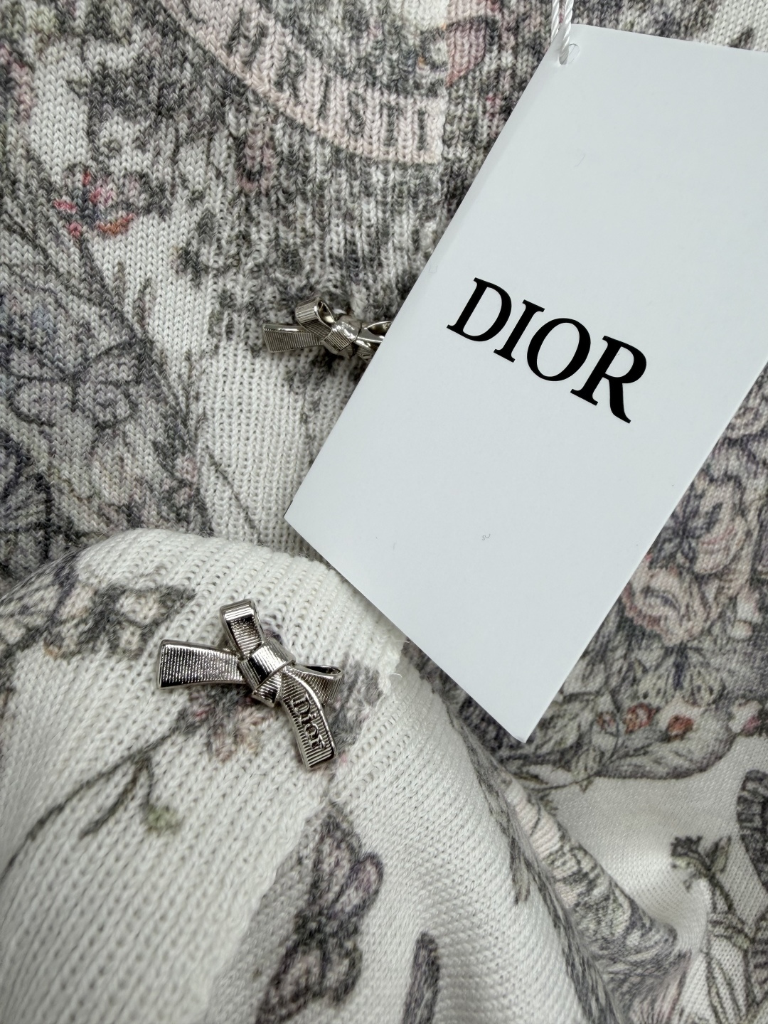 🔥🔥DIO*新款素描蝴蝶针织开衫 温柔复古氛围感🦋满幅复古素描花草蝴蝶印花,低饱和灰调温柔耐看,艺术感十足 ,门襟是独特 🔥🔥DIO*新款素描蝴蝶针织开衫 温柔复古氛围感🦋满幅复古素描花草蝴蝶印花,低饱和灰调温柔耐看,艺术感十足 ,门襟是独特
