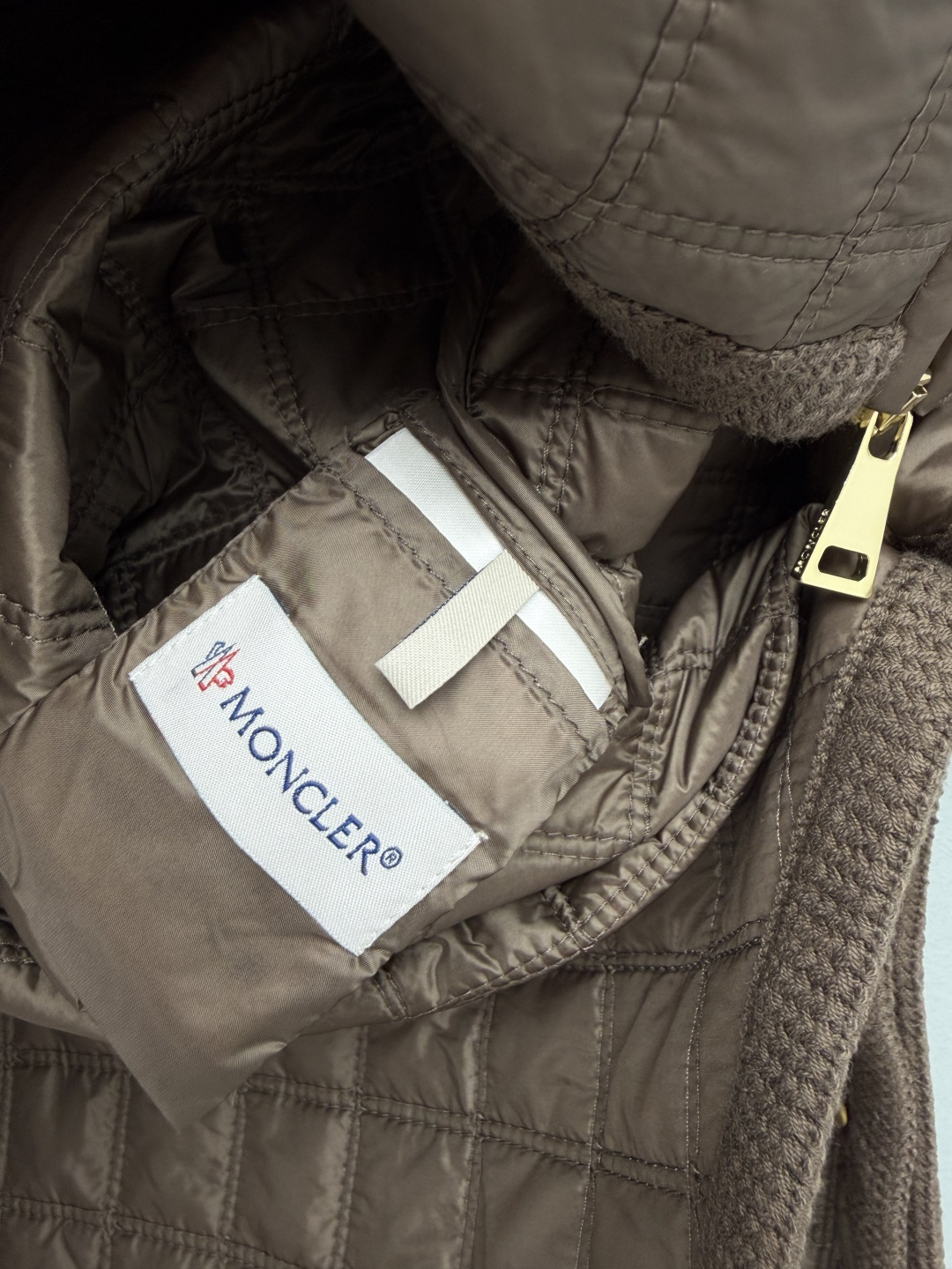 🔥🔥moncle*新款斗蓬款棉衣外套 经典方格绗缝,均匀锁棉,版型利落不鼓包,视觉简约高级,不容易显臃肿。自带可调节抽绳 🔥🔥moncle*新款斗蓬款棉衣外套 经典方格绗缝,均匀锁棉,版型利落不鼓包,视觉简约高级,不容易显臃肿。自带可调节抽绳
