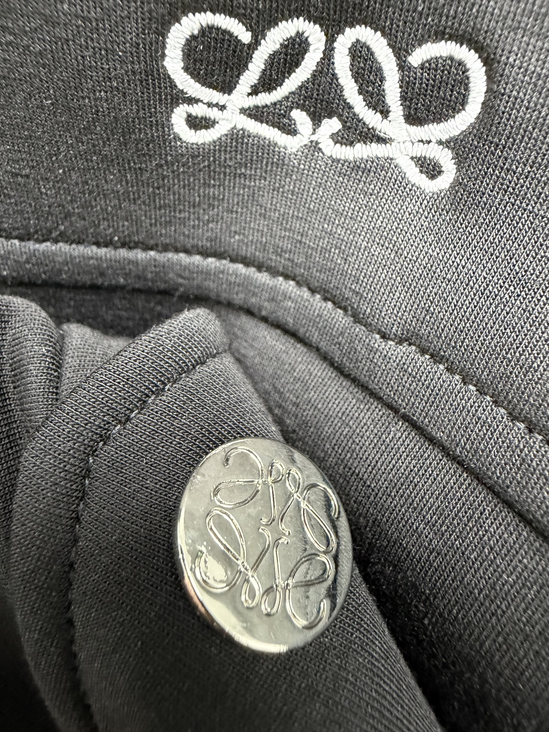 🔥🔥LOEW*早秋新款短款机能风外套✨显瘦天花板！这件短夹克真的长在审美上！空气层面料挺括又软糯，上身不会软塌塌的👍立领