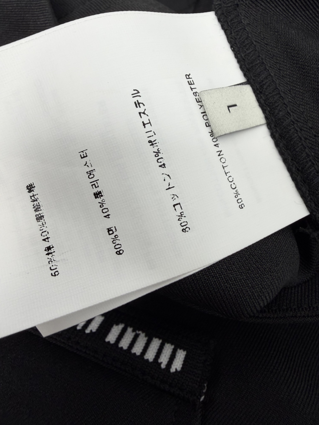 🔥miu*新款垂感压褶阔腿西裤 高腰加上前片立体压褶，悄悄收住小腹和胯宽，阔腿裤管垂坠下来，直接把腿修饰得又直又长，珐琅