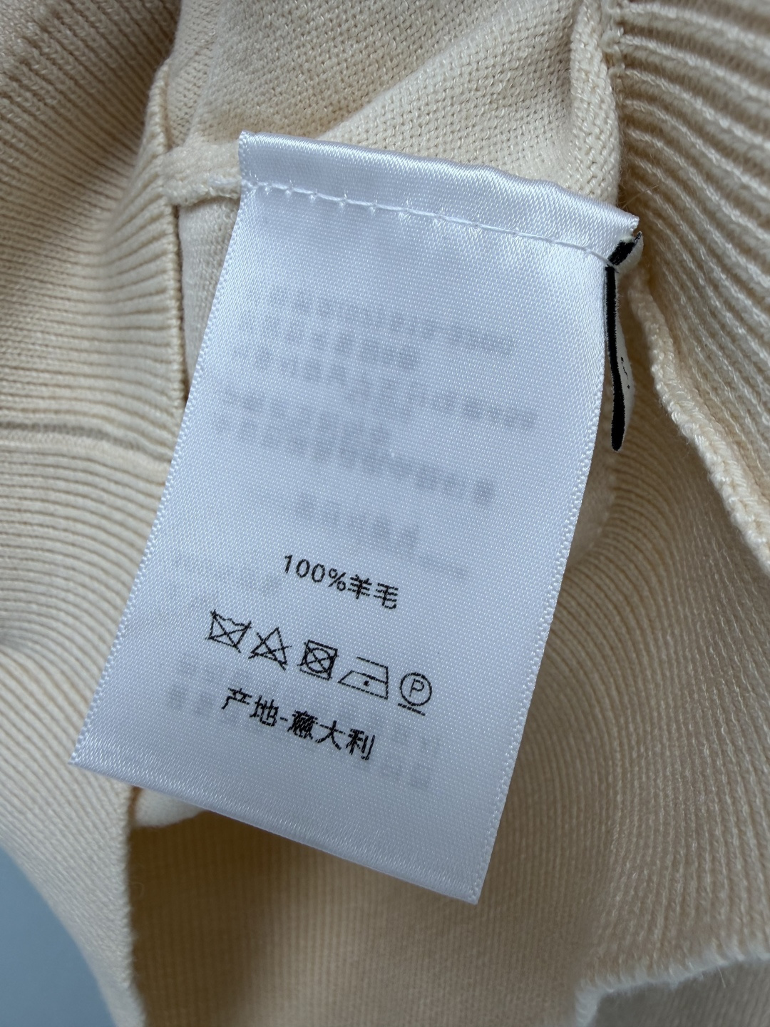 🔥🔥DIO*新款花卉刺绣翻领针织开衫 羊毛料子软糯亲肤，小翻领设计简约又气质，胸前重工花卉刺绣太出彩，色彩鲜活精致，低调
