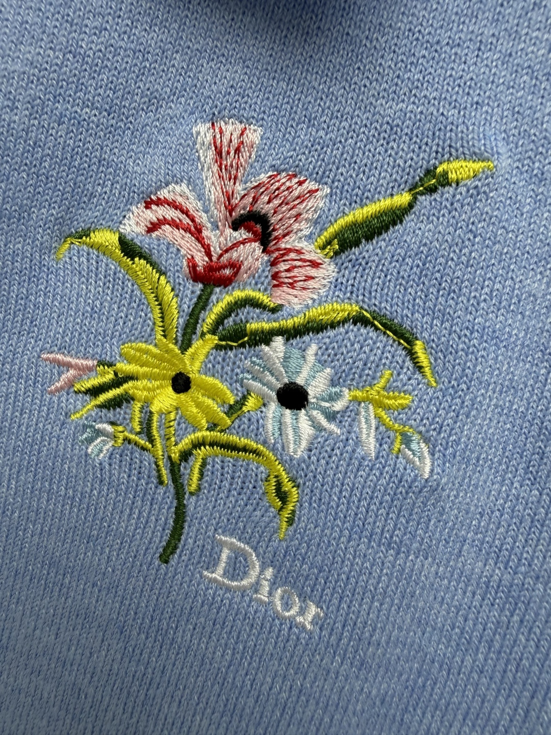 🔥🔥DIO*新款花卉刺绣翻领针织开衫 羊毛料子软糯亲肤，小翻领设计简约又气质，胸前重工花卉刺绣太出彩，色彩鲜活精致，低调