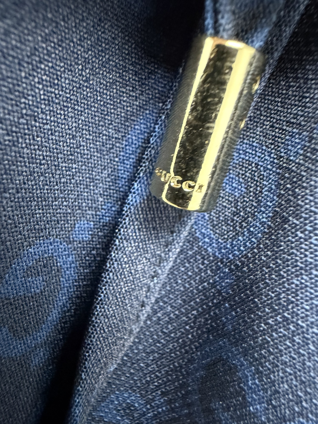 🔥🔥GU*新款低调老花神裤✨藏青GG暗纹直筒休闲裤，深藏青色底搭配暗纹GG印花，远看纯色近看满是细节✨垂感面料上身顺滑利