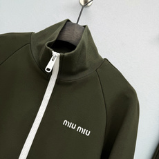 🔥🔥miu*新款休闲懒人套装✨空气层面料垂感超棒,摸起来软糯舒服,短款立领拉链外套,白拉链撞色很清爽,胸前小字母低调精致 🔥🔥miu*新款休闲懒人套装✨空气层面料垂感超棒,摸起来软糯舒服,短款立领拉链外套,白拉链撞色很清爽,胸前小字母低调精致