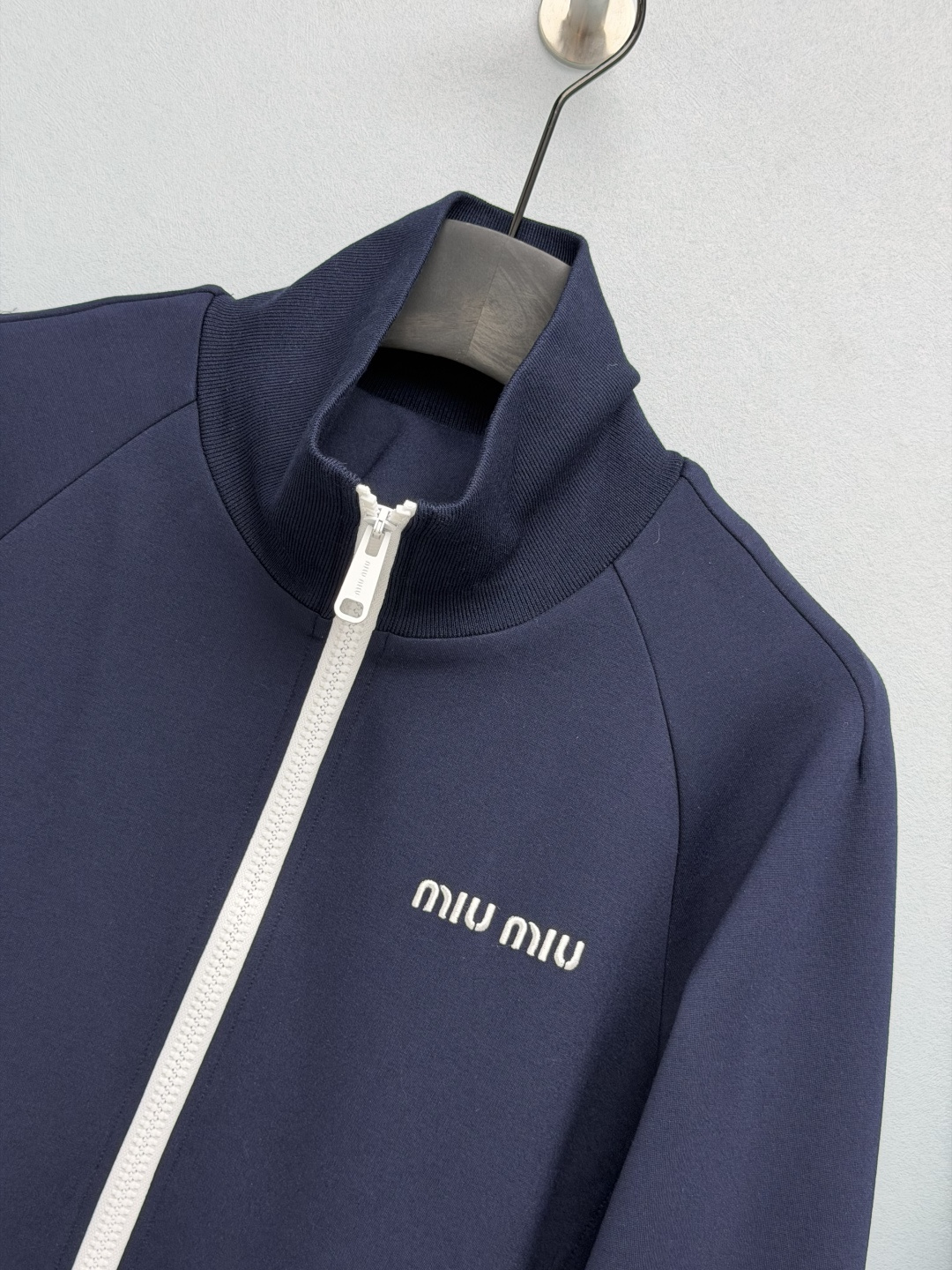 🔥🔥miu*新款休闲懒人套装✨空气层面料垂感超棒,摸起来软糯舒服,短款立领拉链外套,白拉链撞色很清爽,胸前小字母低调精致 🔥🔥miu*新款休闲懒人套装✨空气层面料垂感超棒,摸起来软糯舒服,短款立领拉链外套,白拉链撞色很清爽,胸前小字母低调精致