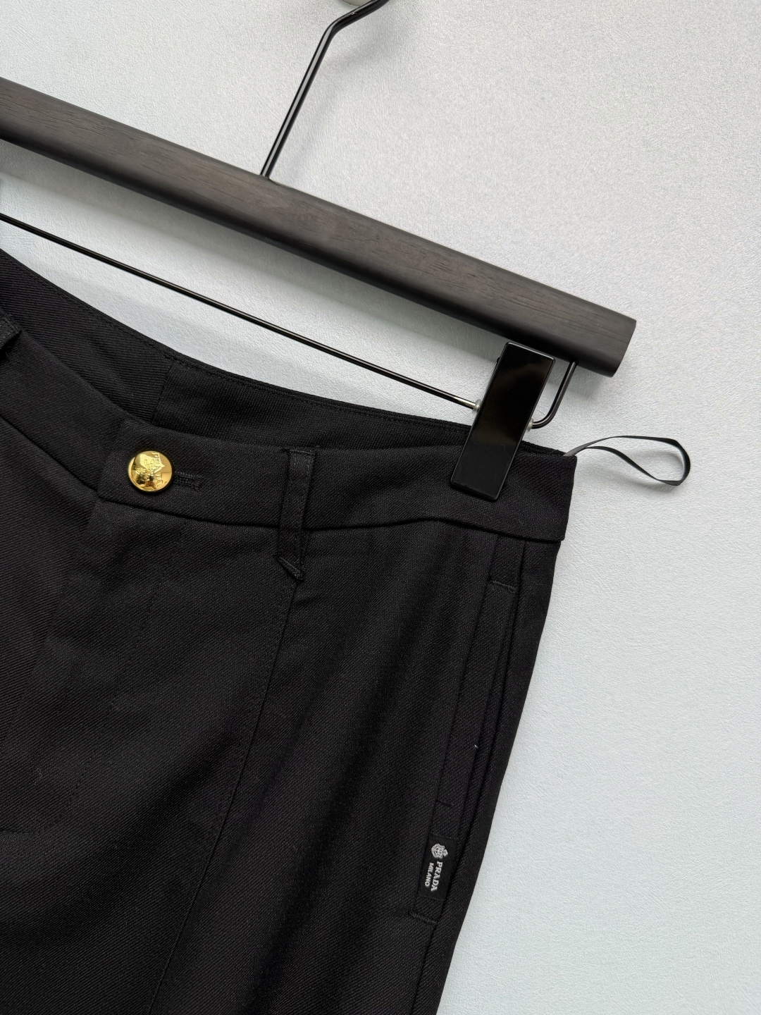 🔥🔥Pra*新款阔腿西裤 秋冬高级感拿捏了🖤磨毛羊毛面料，秋冬穿保暖又挺括，垂坠感超好，走路带风的那种。金色PRA金属纽