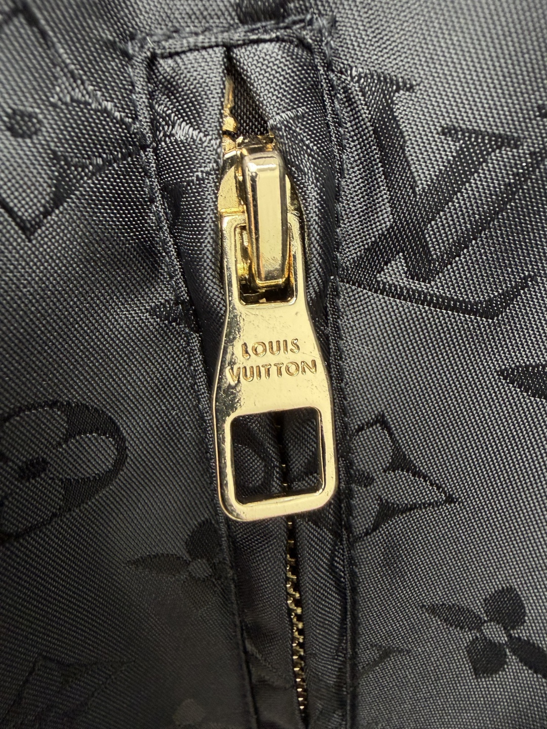 🔥🔥lou*新款黑色经典Monogram老花连帽外套,采用暗纹提花防风面料,满印经典四叶花、字母标识,低调中彰显品牌辨识 🔥🔥lou*新款黑色经典Monogram老花连帽外套,采用暗纹提花防风面料,满印经典四叶花、字母标识,低调中彰显品牌辨识