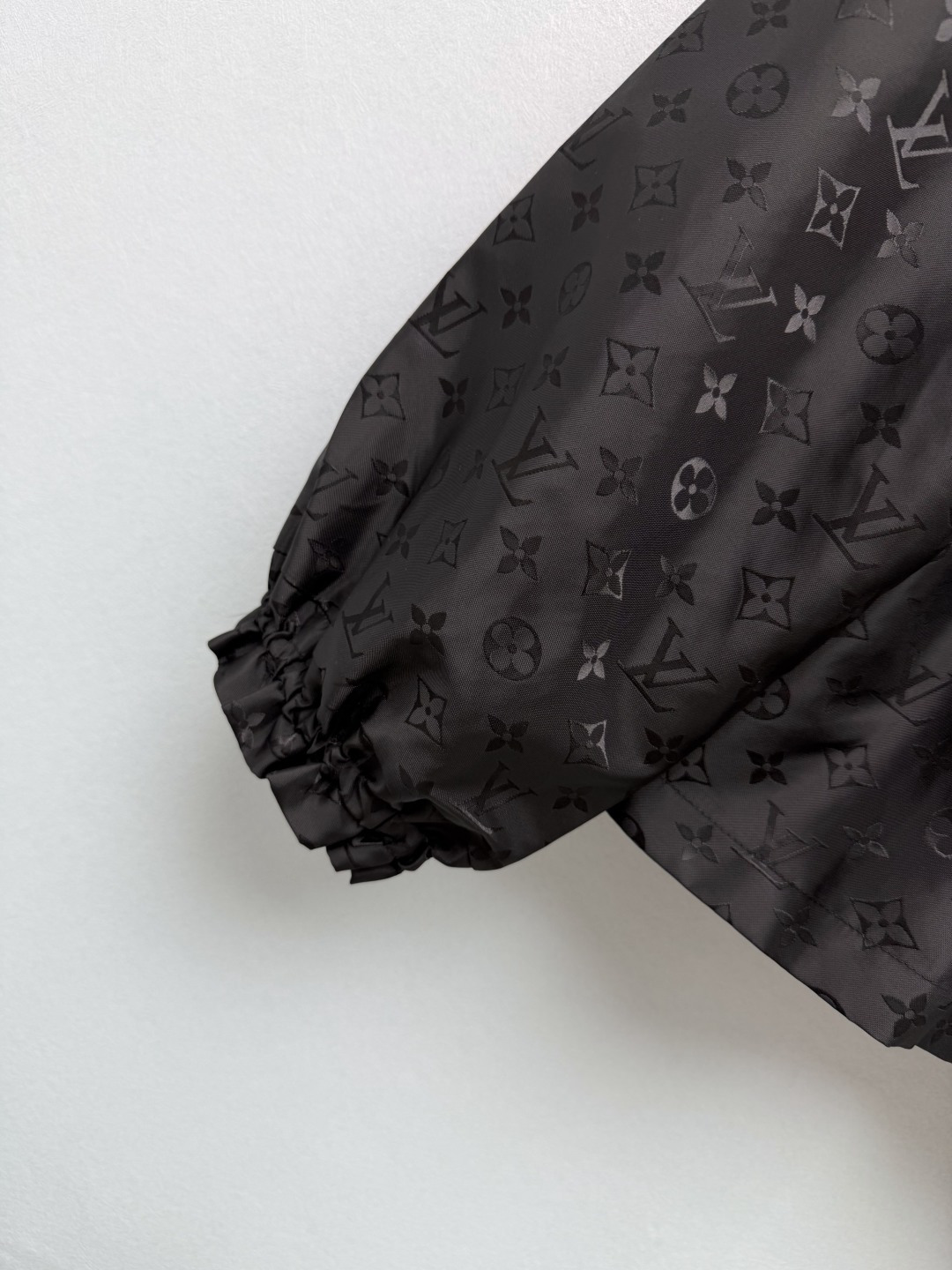 🔥🔥lou*新款黑色经典Monogram老花连帽外套,采用暗纹提花防风面料,满印经典四叶花、字母标识,低调中彰显品牌辨识 🔥🔥lou*新款黑色经典Monogram老花连帽外套,采用暗纹提花防风面料,满印经典四叶花、字母标识,低调中彰显品牌辨识